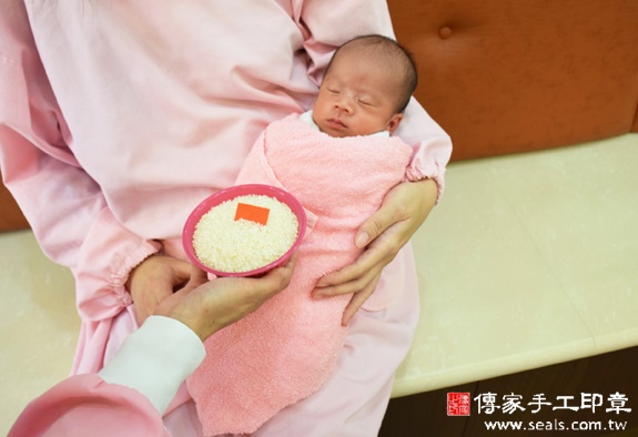 方哥哥(新北中和區到府嬰兒寶寶滿月剃頭理髮、免費到府嬰兒剃胎毛儀式吉祥話)。到府剃頭剃胎毛主持、專業拍照、DVD光碟、證書。★購買「臍帶章、肚臍章、胎毛筆刷印章」贈送：剃頭、收涎、抓周，三選一。2015.11.19 照片6